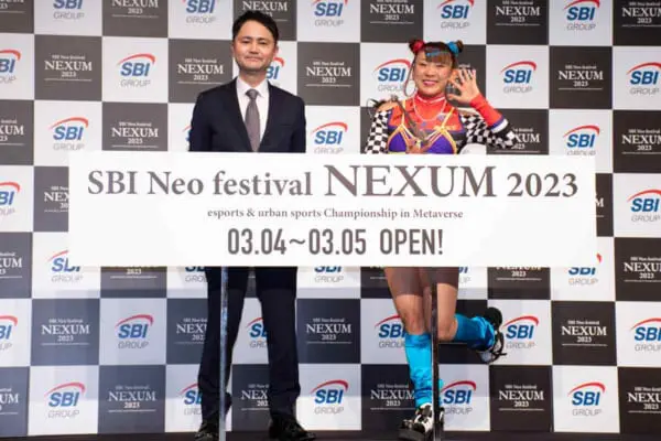 発表会に登場したフワちゃん（右）とSBIホールディングスの山根さん