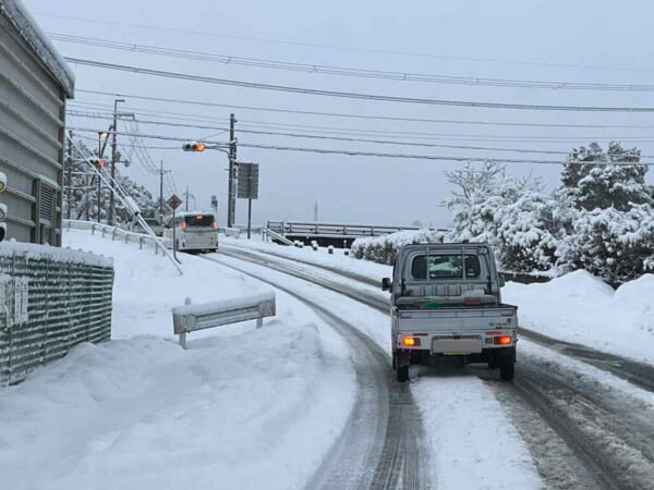 坂道発止でのスリップを避け、坂下に停車して信号待ちをする軽トラック（カンチャンさん提供）