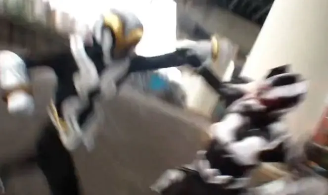 ヒーローと敵役の激しい戦闘。