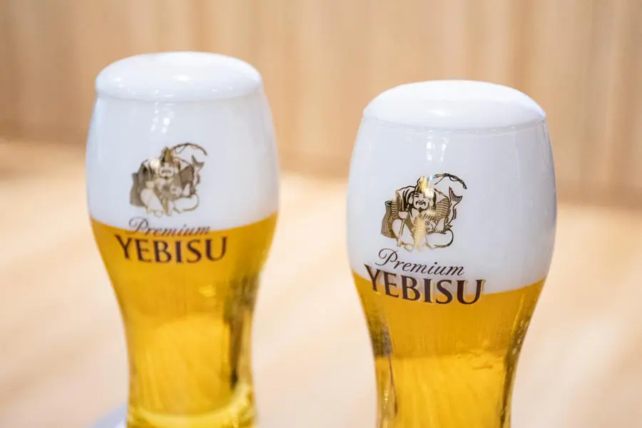 通常のヱビスビール（左）とヱビス　ニューオリジン（右）