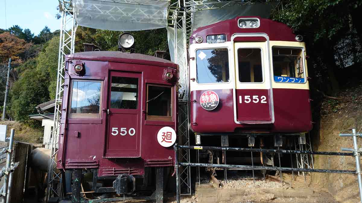 鳥居横に並ぶ2両の電車　吉川八幡神社と能勢電鉄の縁