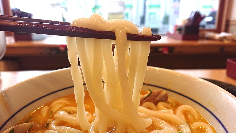 うどんの麺はつるっとした喉ごしで柔らかく、スープとの相性も抜群