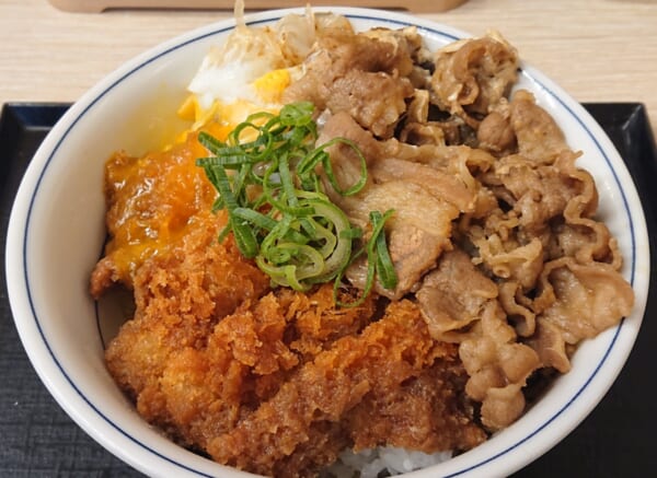 5年ぶりに帰ってきた！かつや「牛すき焼きとチキンカツの合い盛り」販売