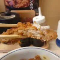 チキンカツを口の中へ