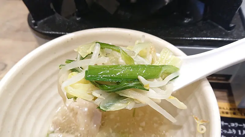 幸楽苑オリジナルのスープともつの旨味を吸い込んだ野菜