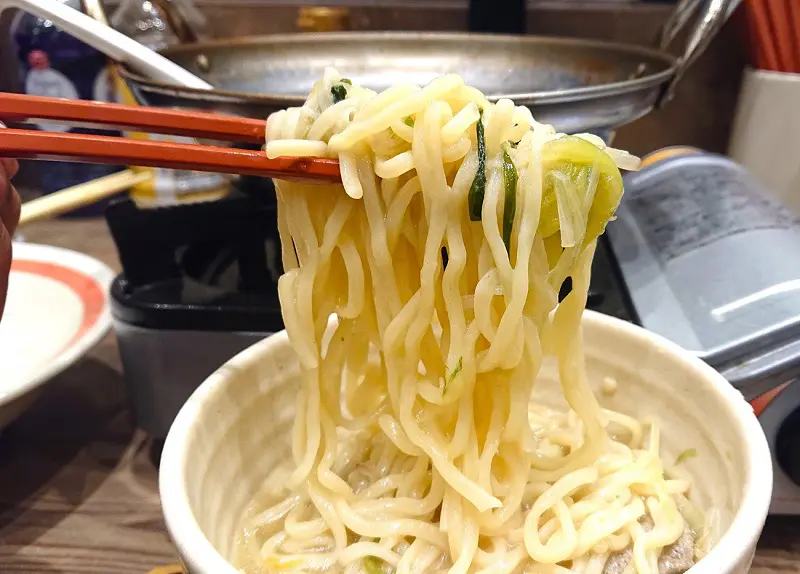 中太の麺をすする