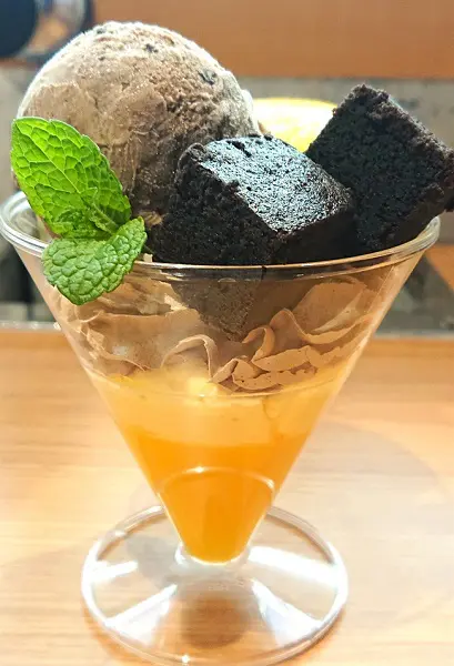 「オレンジショコラパフェ」（税込530円）