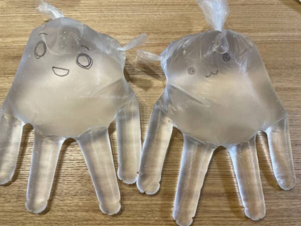 お風呂に入りたがらない子どもに！ビニール手袋でおもちゃを簡単手作り