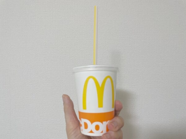 マクドナルドのプラスチック製ストロー（横から見た絵）