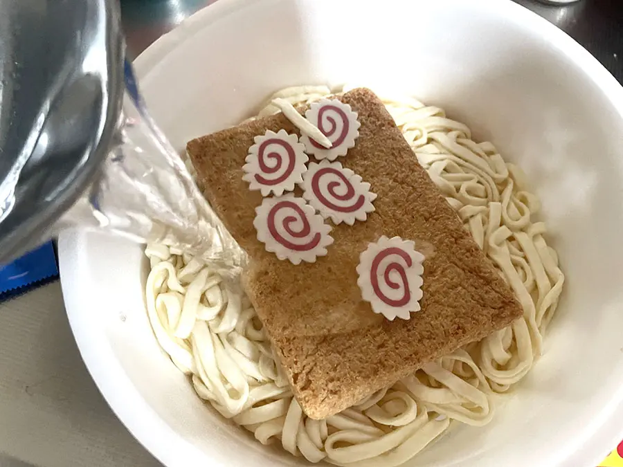 どん兵衛 特盛 ラーメンスープの!? きつねうどんにお湯を注いでいるところ