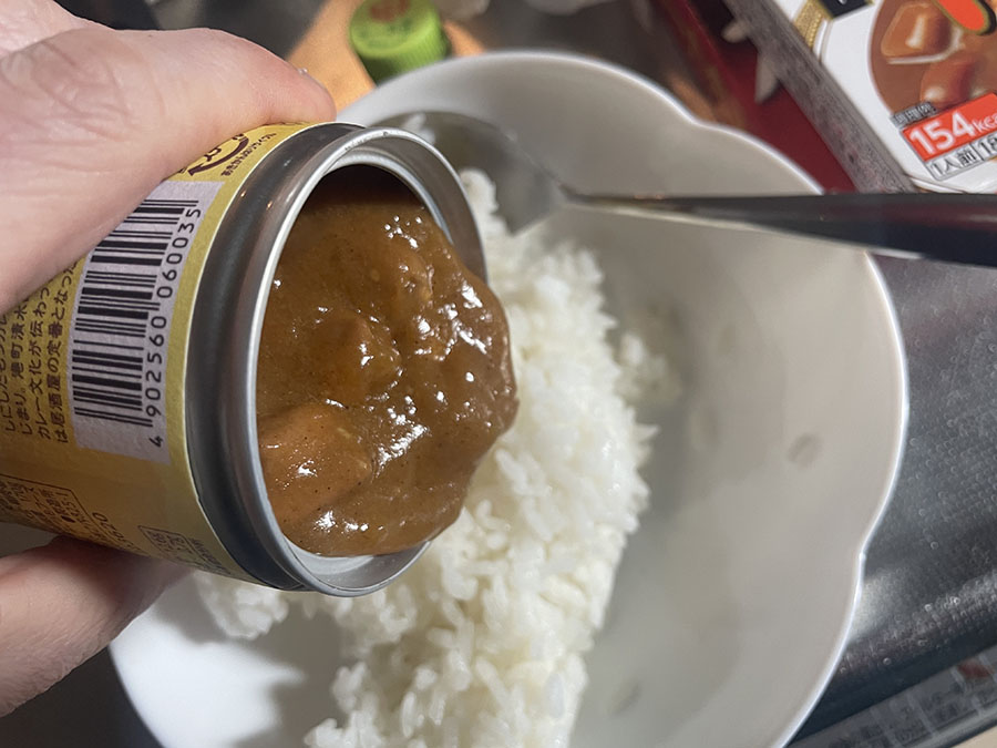 清水もつカレー缶のもつを乗せる様子