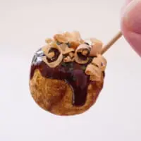 おいしそうなたこ焼きの正体はなんと「木」　ソースや青のりまで手作業で表現