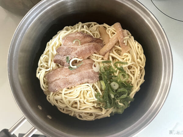 水がいらない「横綱ラーメン」鍋に入れた図様子