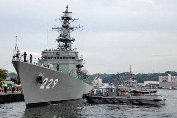 紅白の信号旗を掲揚して接岸作業中の護衛艦あぶくま