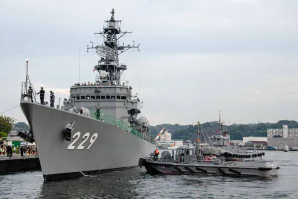 紅白の信号旗を掲揚して接岸作業中の護衛艦あぶくま