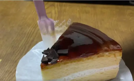 ケーキの側面に沿って、くるくるくるくる