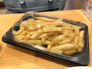 もったいないバッグにポテトを入れていくも、山盛りすぎてパンパン