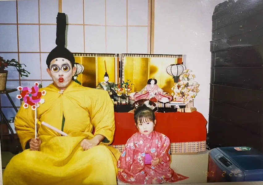 お内裏様の衣装を身にまとったお父さんが写っています