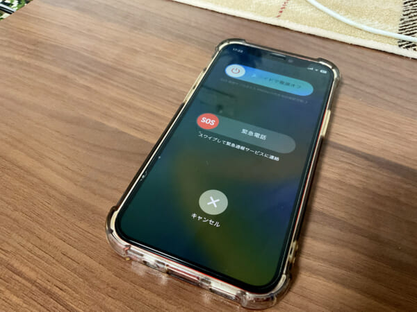 iPhoneの電源をOFFにする様子