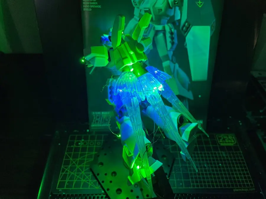 逆襲のシャア「アクシズ・ショック」のジオラマ 制作中の光景が