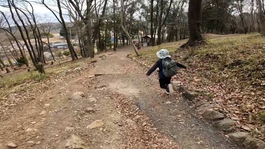 山道をノンストップで駆け抜ける4歳児　高すぎる機動力に驚愕