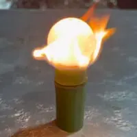 は真っ赤になった1000度の鉄球を竹の上に置いてみた動画