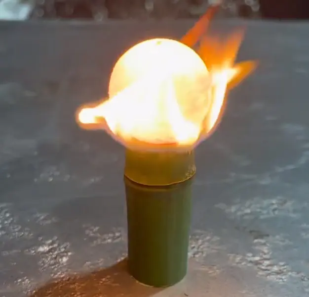 は真っ赤になった1000度の鉄球を竹の上に置いてみた動画