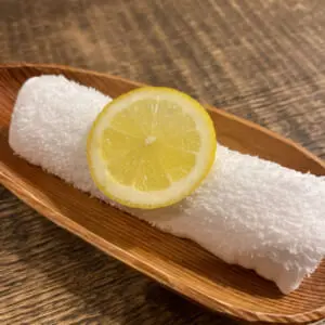 おしぼりの上の生レモン
