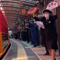 両手に扇子を持って全力ダンス