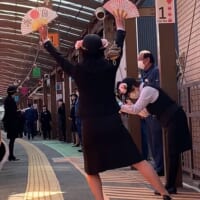 「トロッコ列車のお客様のために私一曲、歌わせていただきま～す！」と乗客に呼び掛け