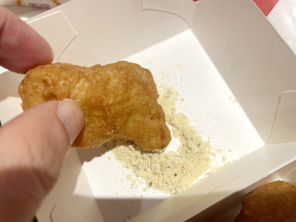 シャカシャカポテトの粉をナゲットにつける