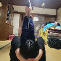 仰向けに寝転び、腹筋を使って足を上げていたところ、トラキチちゃんが足の裏に