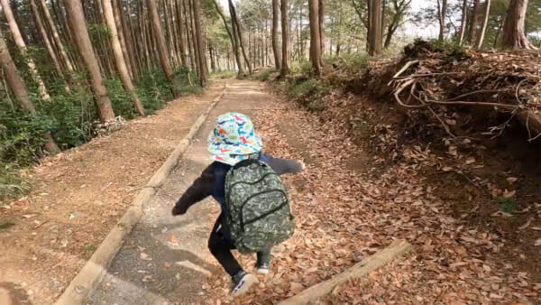 山道を颯爽と駆け抜ける4歳児