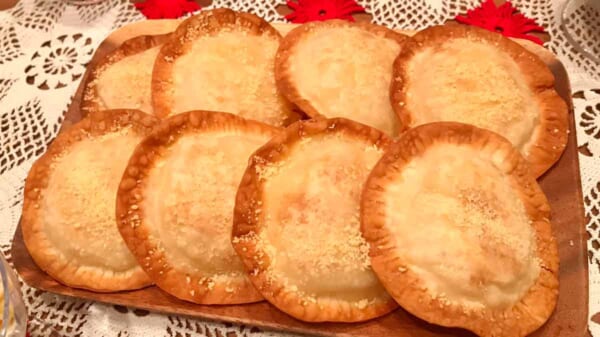グラタンを餃子の皮で包んだ「えびグラタン餃子パイ」（まいのおやつさん提供）