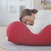 長州力が「Yogibo」のCMに出演　気持ち良すぎて夢の世界に飛ぶ場面も？