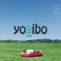草原でYogiboに身体を埋めながら至福の表情を浮かべる長州さん