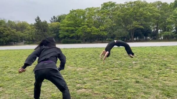ゲーム等で見かけるバク転回避は本当に避けられるのか？元忍者の検証動画に注目