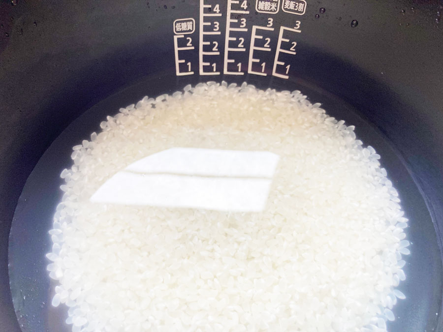 お米とお水を1合分、炊飯器にセット