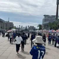 スタジアムの外には大勢のサポーターたち