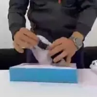 持ち手を出した状態でティッシュ箱に入れ込む