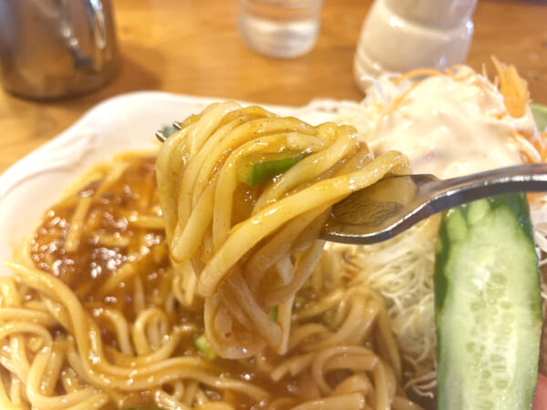 コメダ珈琲のあんかけスパをもちあげる