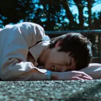 バスを必死に追いかけるも転倒