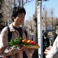 たくさんの野菜を持ったままバスを追いかけて転ぶシーンの撮影