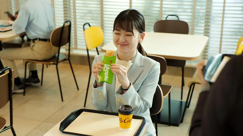 アツアツの朝マックに満たされながら席に向かうと、そこには山田さんの姿が