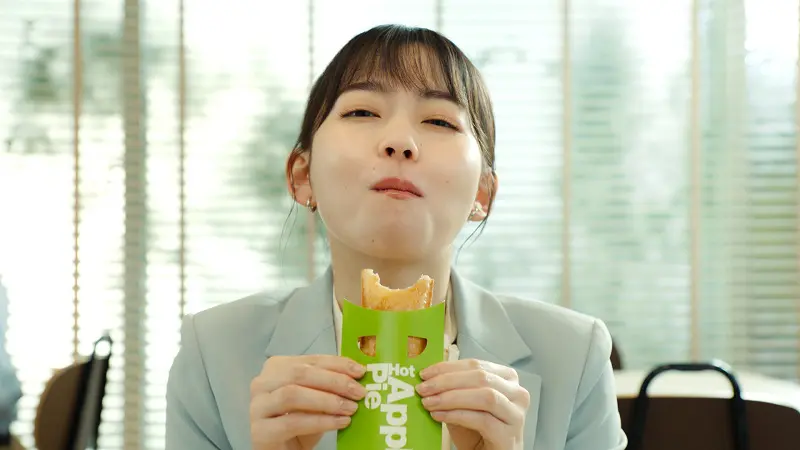 幸せそうな表情で「ホットアップルパイ」を頬張る山田さん