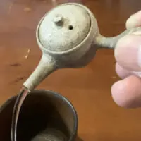 豆急須は、本物さながらに注ぎ口から水がでる仕様