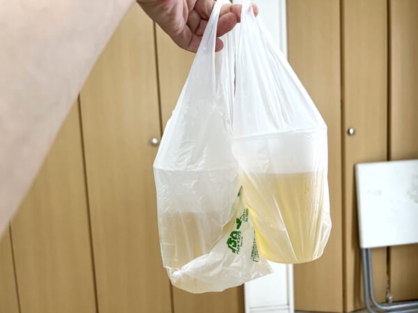 コンビニの袋を捻って、ドリンクホルダーにドリンク2つを入れて持ち上げてみる