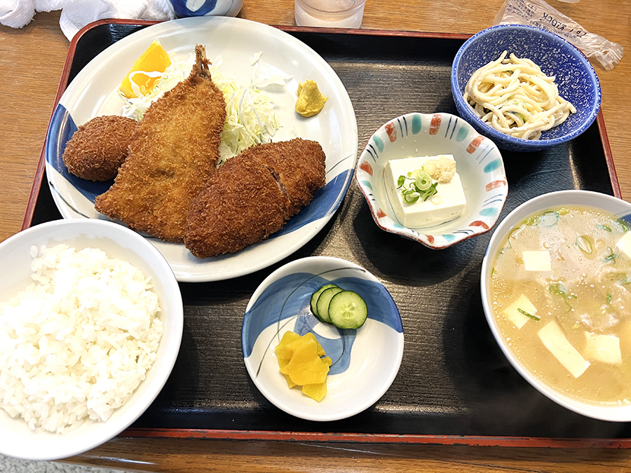 メンチカツ・キスフライ・クリームコロッケ定食の外観