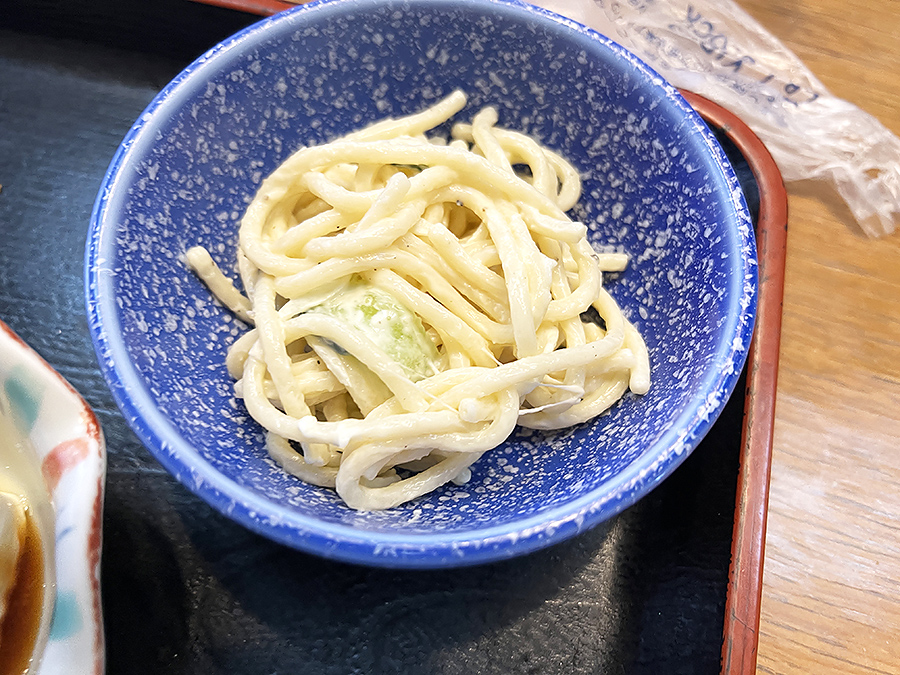 定食についているサラダパスタ