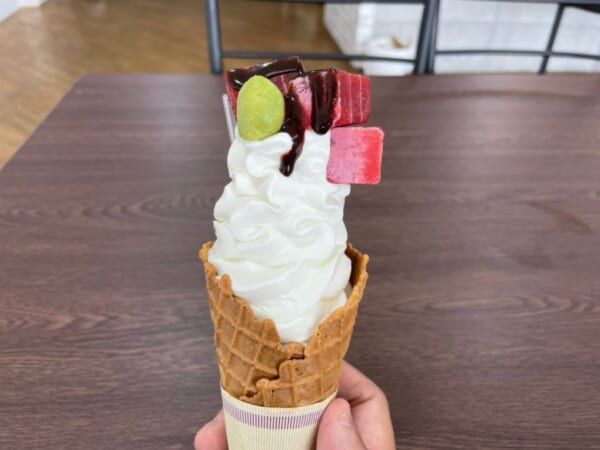 ソフトクリームの上にまぐろがドーン！見た目強すぎな鹿児島スイーツが気になる